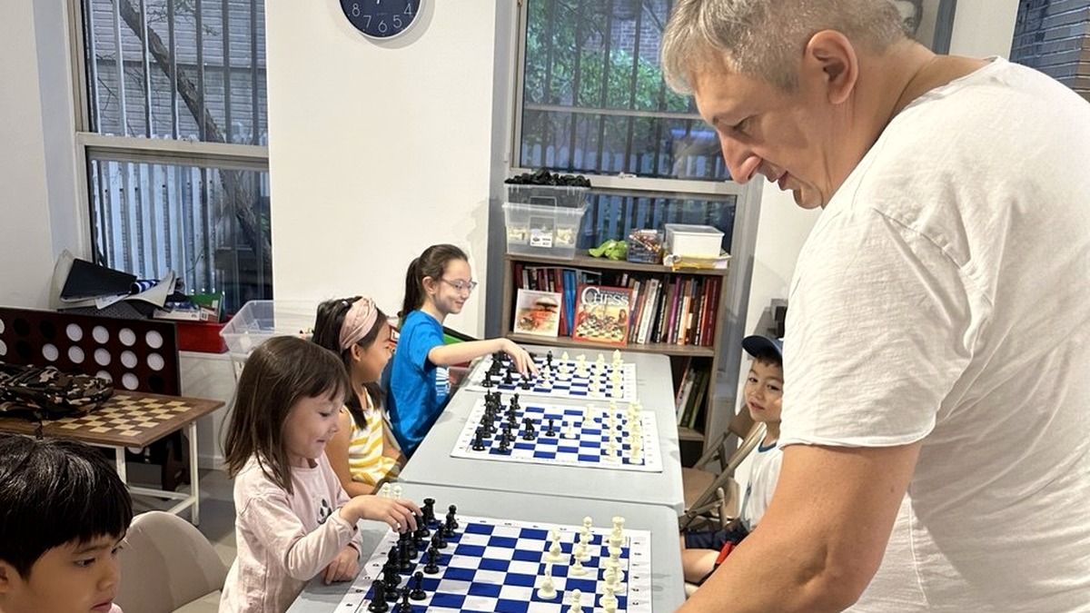 Grandmaster Maxim Dlugy teaching children chess